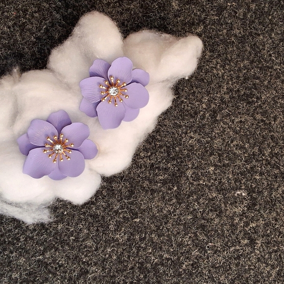 💥SALE💥Lavender Flower NEW With Gold & White Rhinestone Stud Earrings - Picture 2 of 4